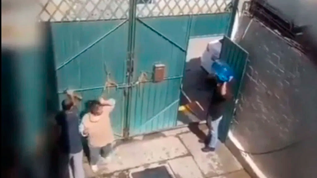 Captan a hombre golpeando a su MADRE ¡con un garrafón!