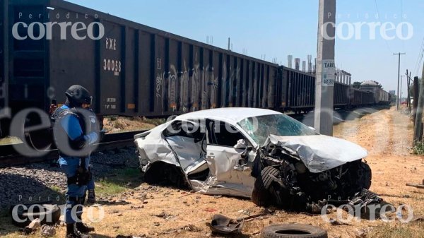 Acelera para ganarle al tren y es impactado