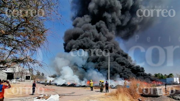 ENORME incendio en recicladora obliga a 23 personas a desalojar