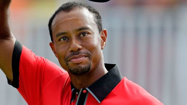 Tiger Woods sale bien de operaciones y se reporta de ‘buen humor