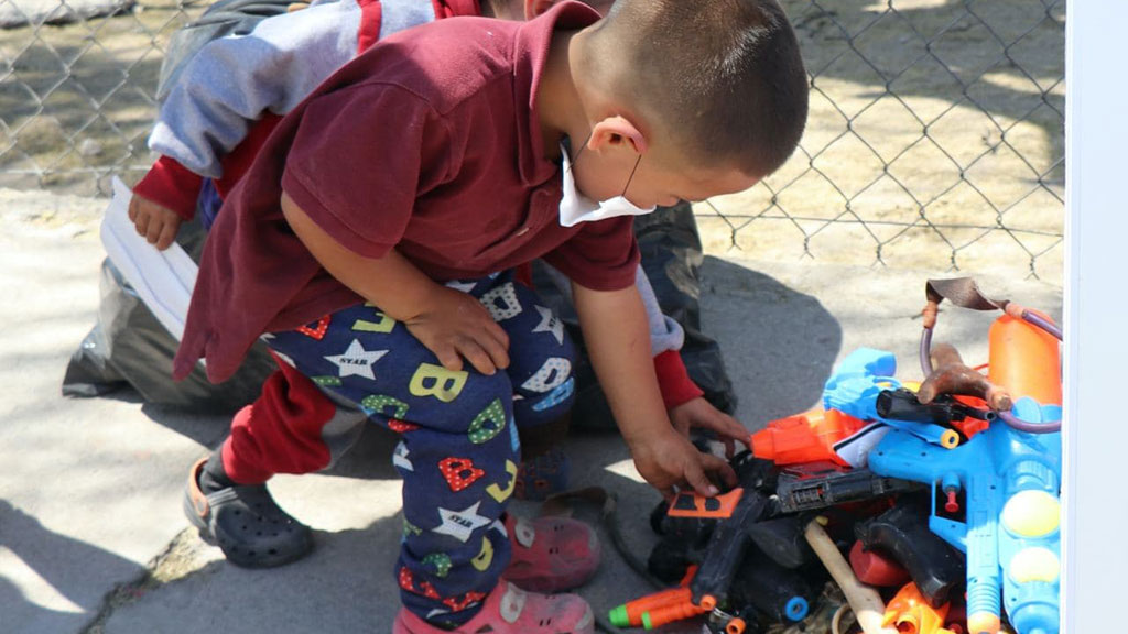 Niños cambian sus ‘armas’ por música y fútbol