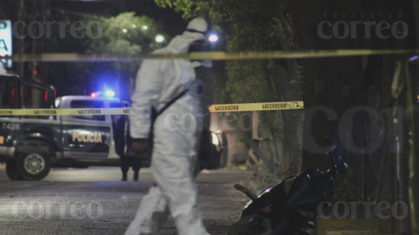 Sicarios atacan a balazos a motociclista en Los Pinos