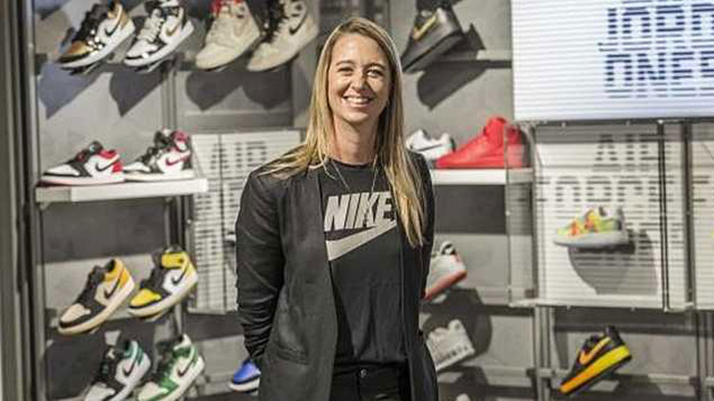 Vicepresidenta de Nike renuncia por escándalo de reventa de tenis