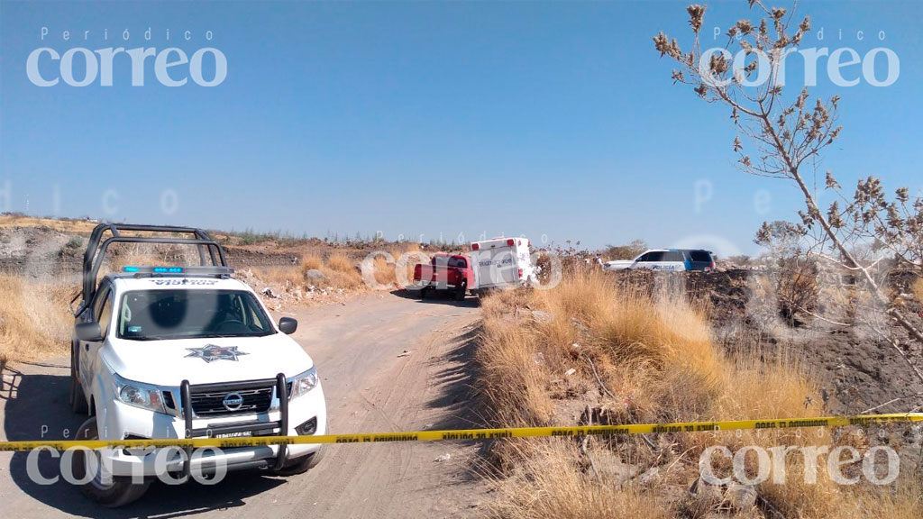 Encuentran el cuerpo de un hombre encobijado en camino de terracería