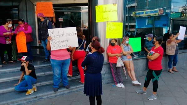 Protestan contra empresa por negarse a negociar préstamo grupal