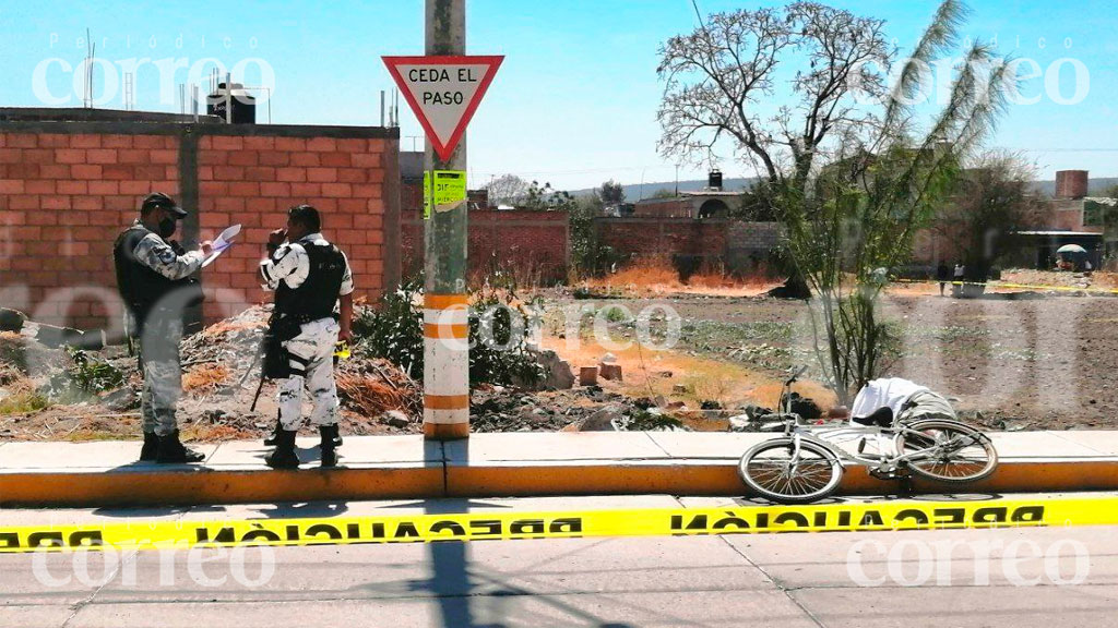 Hombre queda a un costado de su bici luego de ser perseguido y asesinado