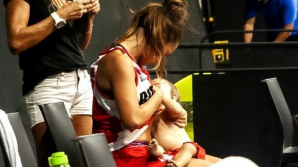 Jugadora de baloncesto amamanta a su bebé en el medio tiempo de un partido