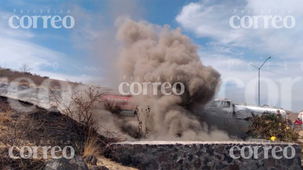 Humo cubre Cuarto Cinturón Vial por incendio en ducto de combustible