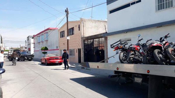 Hombre va a casa de ladrones y golpea en la cara a quien le robó su moto