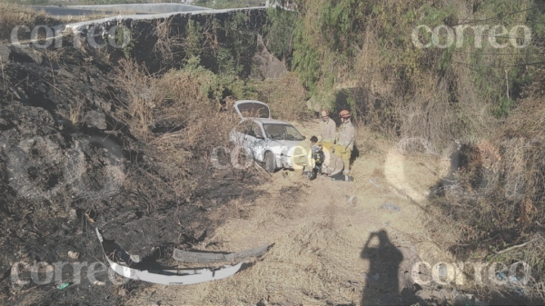 Abandonan auto tras caer de un barranco sobre la Guanajuato-Silao