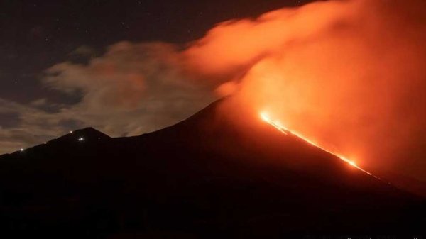 El volcán Pacaya sigue con fuertes explosiones y dos flujos de lava en Guatemala