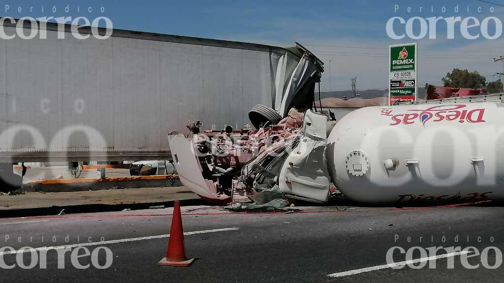 Pipa de gas cocha contra caja de tráiler y chofer muere en San José Iturbide