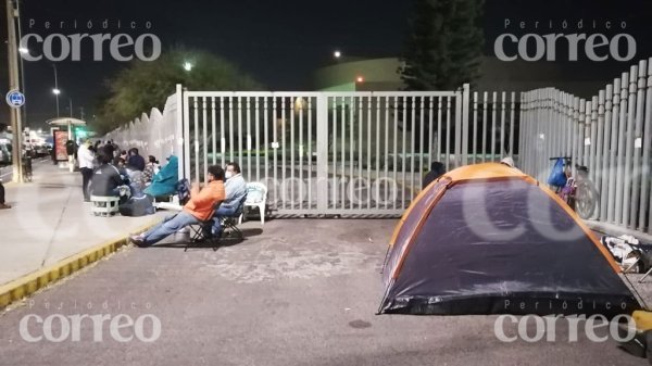 Acampan en Celaya para conseguir su vacuna contra el Covid-19