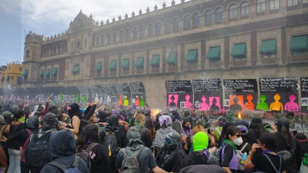 8M: Derrumban vallas del Palacio Nacional; gasean a manifestantes