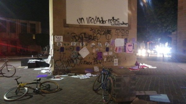 Arco de la Calzada exhibe pintas y cartulinas tras manifestación