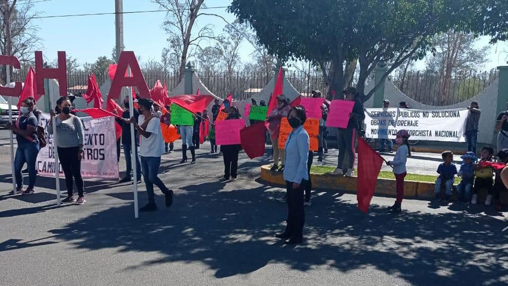 Antorchistas se manifiestan por falta de servicios en sus comunidades