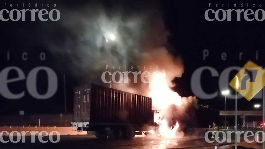 Torton y tráiler chocan en la Pénjamo-Abasolo y terminan incendiados