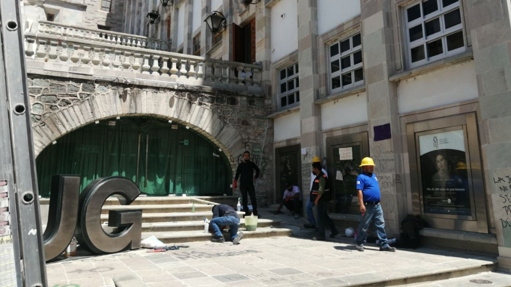 Borran mensajes feministas del edificio central de la UG