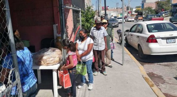 Con un gran corazón, Gloria alimenta a personas que no tienen qué comer