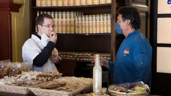 Ricardo Anaya disfruta de la tradicional cajeta de Celaya