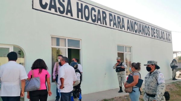 Llevan vacuna a ancianitos de Casa Hogar de Silao