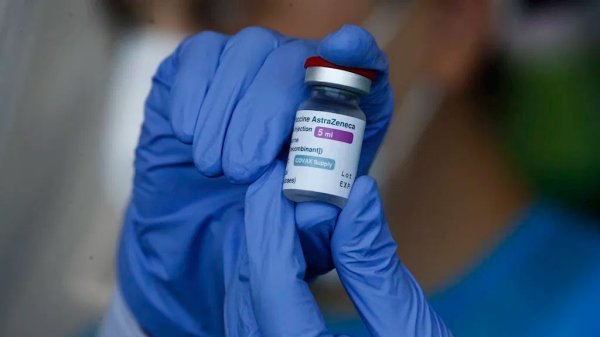 Varios países detienen vacunación con AstraZeneca por coágulos en la sangre