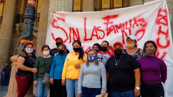 Plantón de colectivos en Teatro Juárez permanecerá hasta que analicen sus propuestas