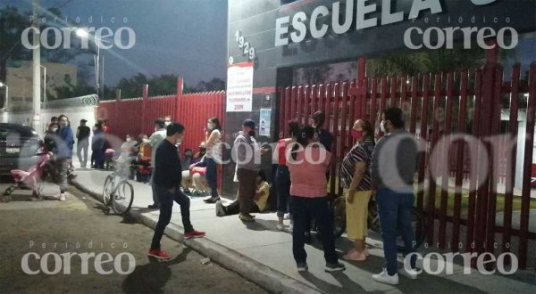 Más de 100 personas hacen fila para recibir su vacuna