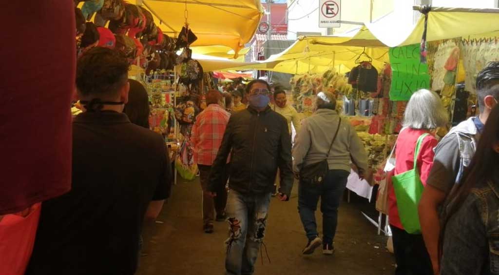 Aumenta el número de personas en el tianguis