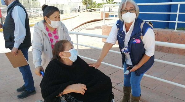 Abuelitos se sienten agradecidos por recibir sus vacunas contra Covid