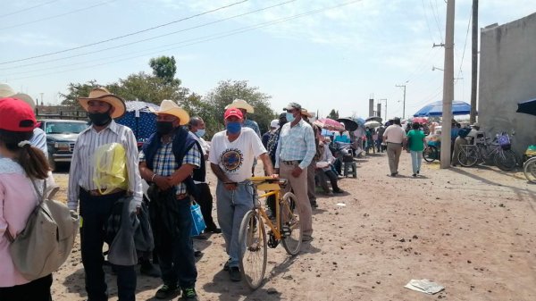 Pese a filas, ancianitos de Valtierrilla esperan con esperanza su vacuna