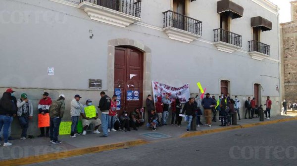 Integrantes de centros de rehabilitación ‘toman’ Presidencia Municipal, exigen ser escuchados