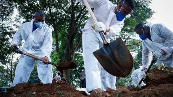 Entierros sin tregua y camas llenas: Brasil, al límite en plena segunda ola