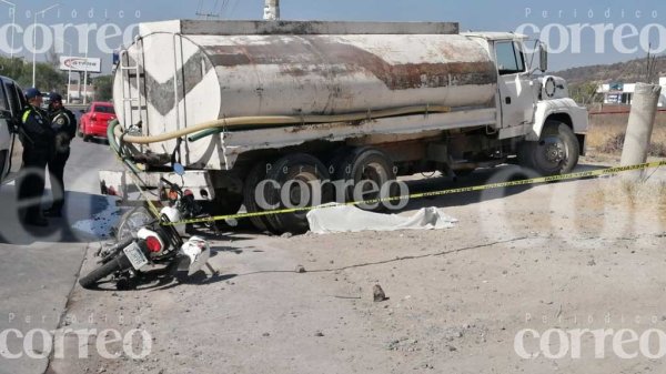 Muere motociclista tras ser arrollado por una pipa