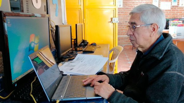 Profesor lleva un año dando sus clases virtuales desde un cibercafé