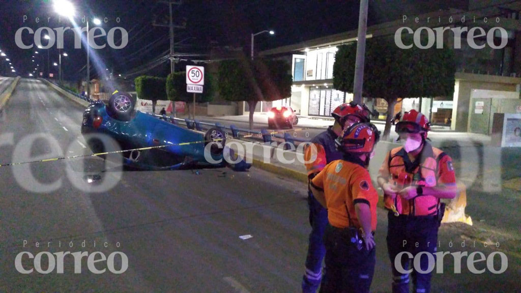 Se salva ‘de milagro’ tras volcarse en puente Bicentenario de Irapuato