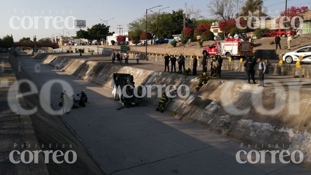 Vuelca camioneta de pastelería y cae en el Malecón del Río