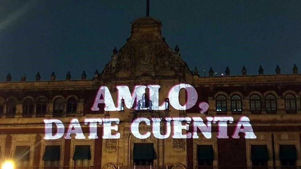 Feministas proyectan sus voces en Palacio Nacional: ‘AMLO, date cuenta’