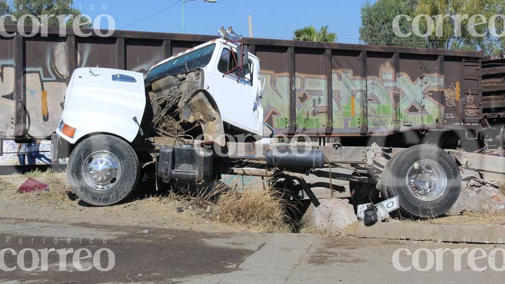 ¡CHOFER SE SALVA DE MILAGRO! Tren embiste a pipa de agua en Silao