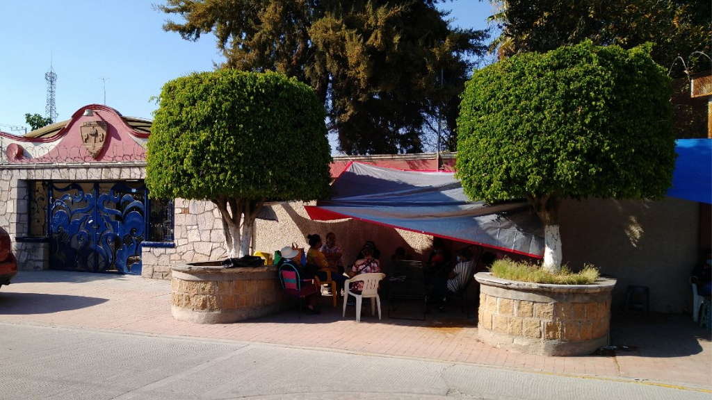 Ya hay filas de abuelitos para recibir la vacuna antiCOVID en Romita