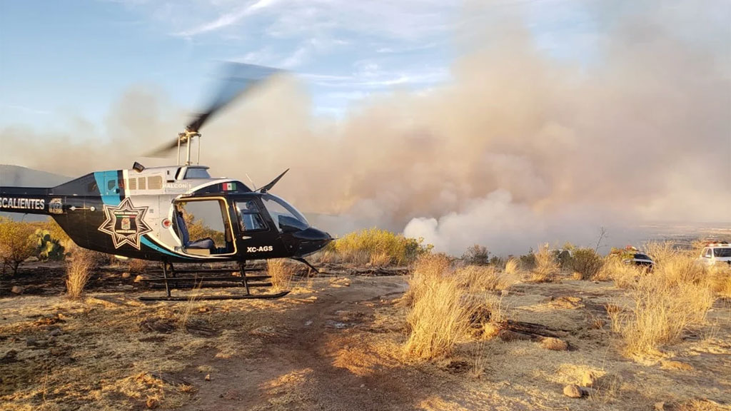 Bomberos resultan con múltiples quemaduras al combatir voraz incendio