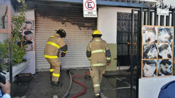 Alerta a ciudadanos incendio de una barbería en el centro de León