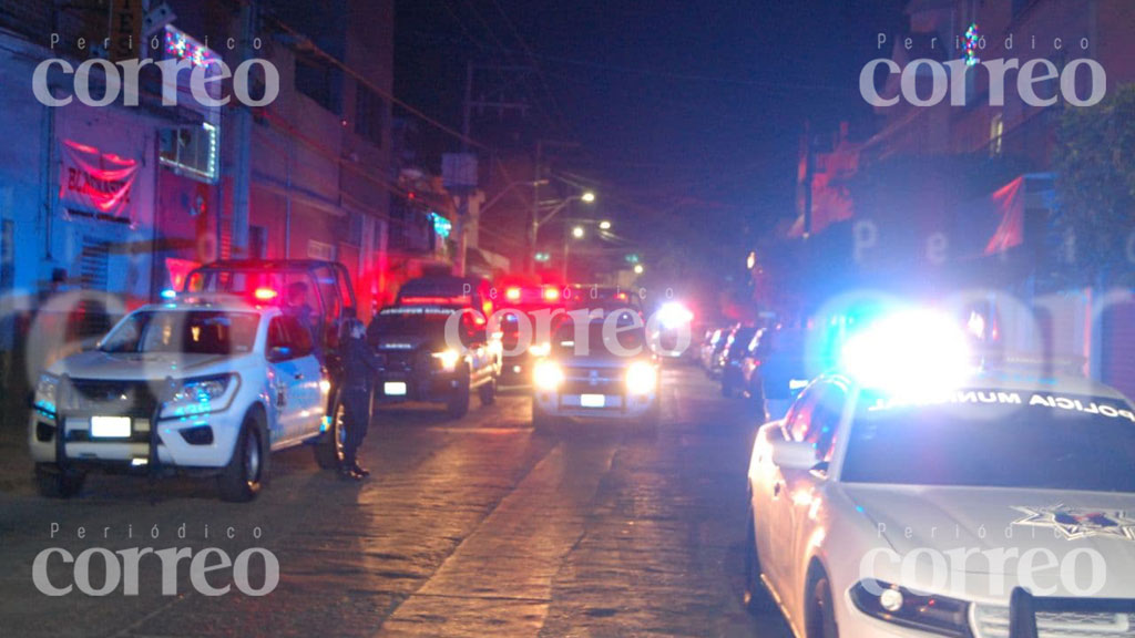 Detienen a policías de León, fuera de servicio, con armas y dinero