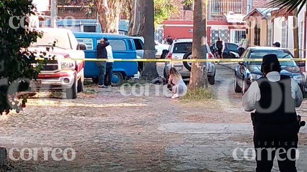 Queda PRENSADA por su propia camioneta luego de dejarla encendida