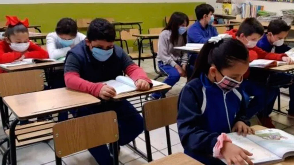 Preparan calendario de regreso a clases presenciales tras un año en casa