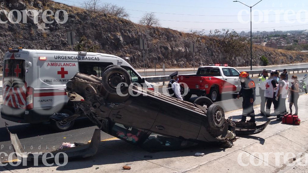 Familia de cinco se salva de morir en una volcadura en Irapuato