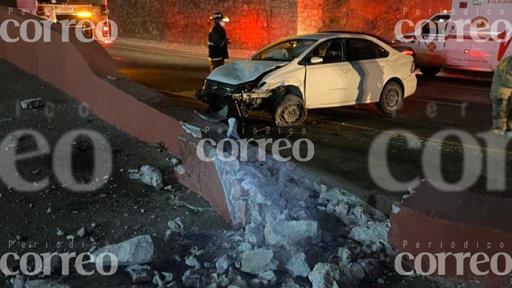 Conductor pierde el control y se estrella contra un muro en la Capital