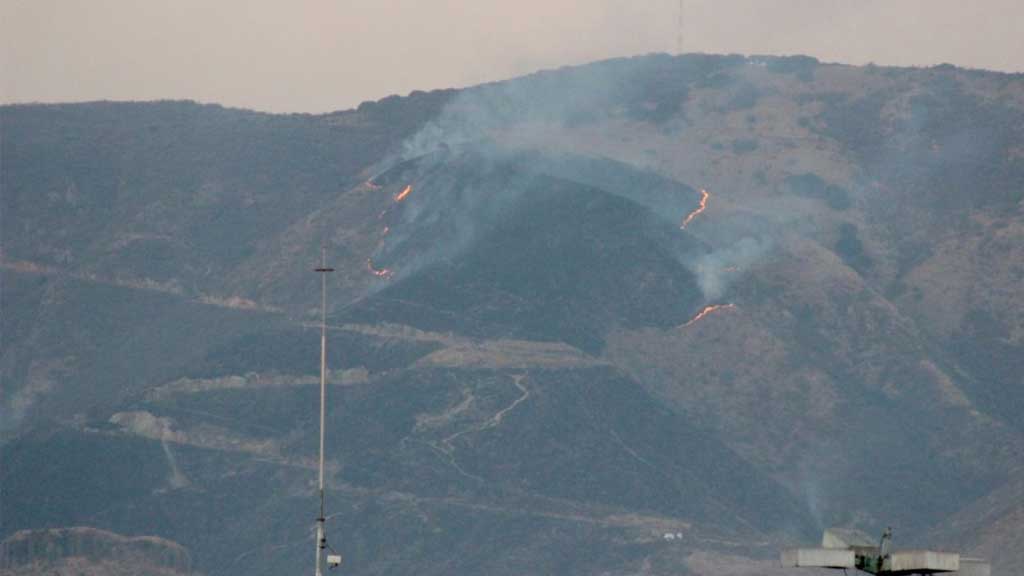 Trabajan brigadas para sofocar incendio en el cerro del Cubilete