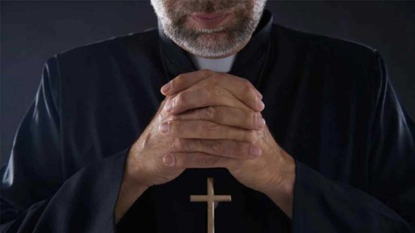 Procesan a sacerdote por abusar sexualmente de una niña y una mujer