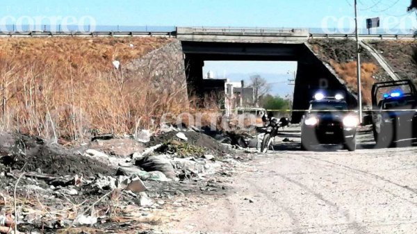 Abandona cuerpo encobijado sobre un camino de terracería en Salamanca